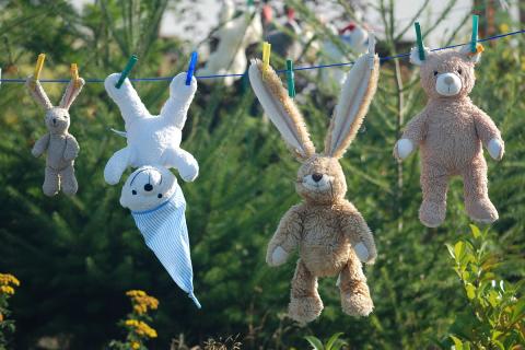 Four dolls on a clothesline. The Thai for "four dolls on a clothesline" is "ตุ๊กตาสี่ตัวบนราวตากผ้า".