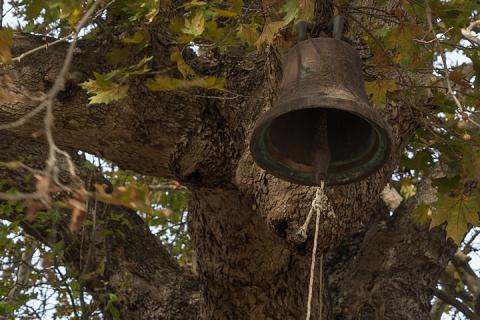 A bell hanging on a tree. The Thai for "a bell hanging on a tree" is "ระฆังแขวนอยู่บนต้นไม้".