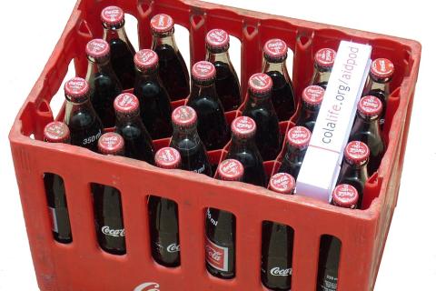 Twenty-four bottles of Coke in a red crate. The Thai for "twenty-four bottles of Coke in a red crate" is "โค้กยี่สิบสี่ขวดในลังสีแดง".