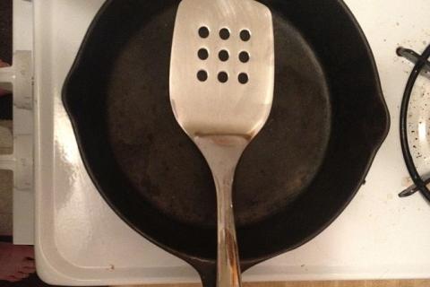 A spatula and a frying pan. The Thai for "a spatula and a frying pan" is "ตะหลิวและกระทะ".