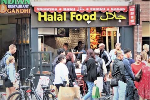 A halal restaurant. The Thai for "a halal restaurant" is "ร้านอาหารฮาลาล".