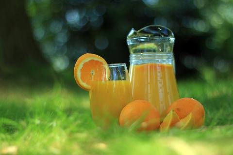 A glass of orange juice and a jug of orange juice. The Thai for "a glass of orange juice and a jug of orange juice" is "น้ำส้มหนึ่งแก้วและน้ำส้มหนึ่งเหยือก".