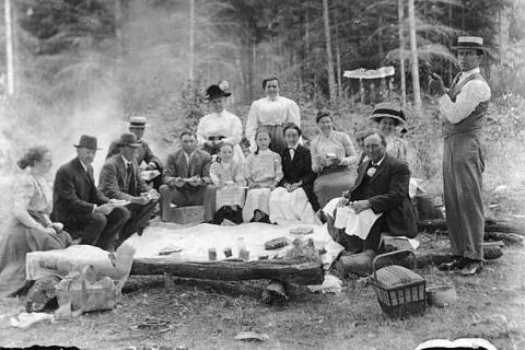 A family picnic in the woods. The Thai for "a family picnic in the woods" is "ครอบครัวปิกนิกในป่า".