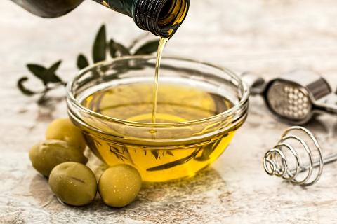 Olive oil. The Thai for "olive oil" is "น้ำมันมะกอก".