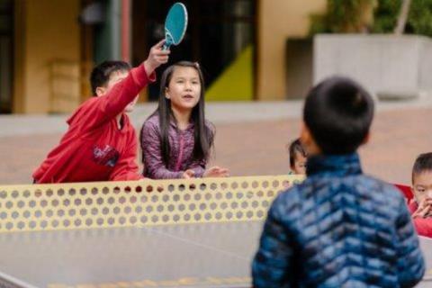 The kids are playing table tennis. The Thai for "the kids are playing table tennis" is "เด็กๆกำลังเล่นปิงปอง".