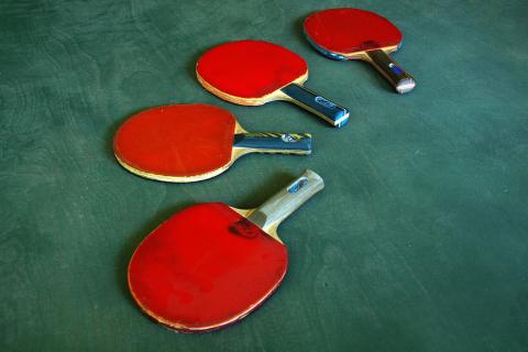 Four table tennis bats. The Thai for "four table tennis bats" is "ไม้ปิงปองสี่อัน".