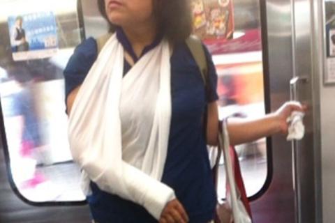 Her right arm is in a cast. The Thai for "her right arm is in a cast" is "แขนขวาของเธออยู่ในเฝือก".