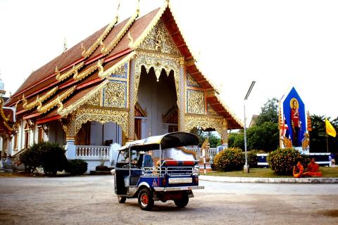 A tuk-tuk at the temple. The Thai for "a tuk-tuk at the temple" is "ตุ๊ก ตุ๊กที่วัด".