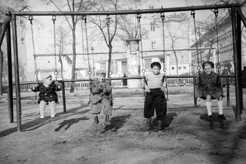 Children on swings. The Thai for "children on swings" is "เด็กๆบนชิงช้า".