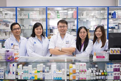 Five pharmacists. The Thai for "five pharmacists" is "เภสัชกรห้าคน".