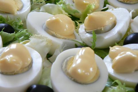 Hard-boiled eggs with mayonnaise. The Thai for "hard-boiled eggs with mayonnaise" is "ไข่ต้มกับมายองเนส".