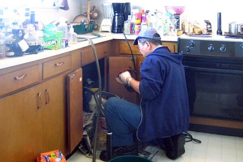 A plumber in the kitchen. The Thai for "a plumber in the kitchen" is "ช่างประปาในห้องครัว".