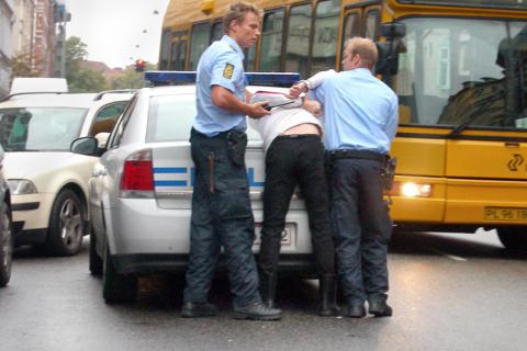 Two policemen arrested a man on the street.. The Thai for "Two policemen arrested a man on the street." is "ตำรวจสองนายจับกุมผู้ชายบนถนน".