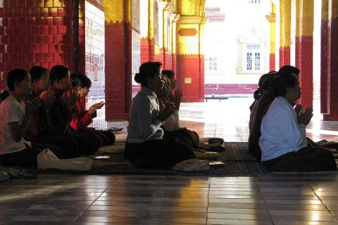 People are praying in the temple.. The Thai for "People are praying in the temple." is "ประชาชนกำลังสวดมนต์ในวัด".