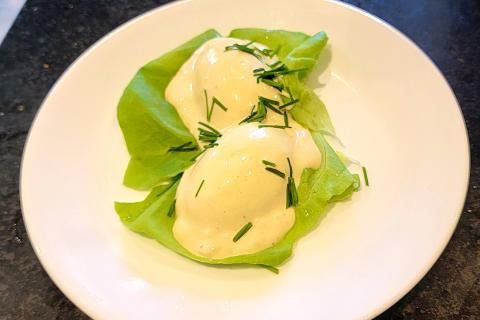 Lettuce with mayonnaise on a white plate. The Thai for "lettuce with mayonnaise on a white plate" is "ผักสลัดกับมายองเนสบนจานสีขาว".