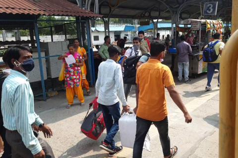 Many passengers on the platform. The Thai for "many passengers on the platform" is "ผู้โดยสารหลายคนที่ชานชาลา".