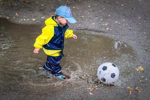 A boy is playing football in a puddle.. The Thai for "A boy is playing football in a puddle." is "เด็กผู้ชายเล่นฟุตบอลในแอ่งน้ำ".