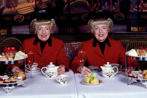 Female twins in red dresses. The Thai for "female twins in red dresses" is "แฝดหญิงในชุดสีแดง".