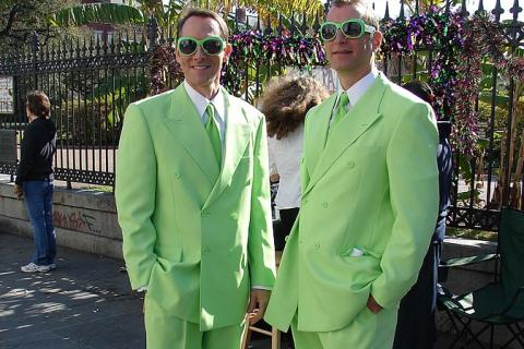 Two men in green suits. The Thai for "two men in green suits" is "ผู้ชายสองคนในชุดสูทสีเขียว".