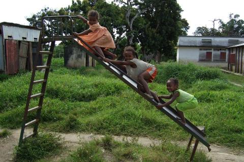The three children are playing on a slide.. The Thai for "The three children are playing on a slide." is "เด็กสามคนเล่นบนสไลเดอร์".