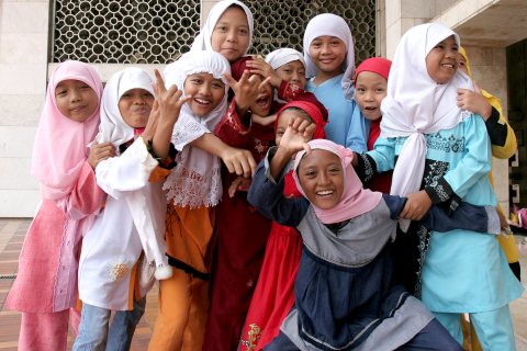 A group of muslim girls. The Thai for "a group of muslim girls" is "กลุ่มเด็กผู้หญิงชาวมุสลิม".