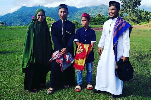 A muslim family. The Thai for "a muslim family" is "ครอบครัวมุสลิม".