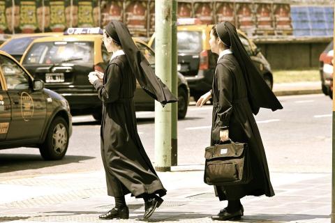 Two nuns on the street. The Thai for "two nuns on the street" is "แม่ชีสองคนบนถนน".