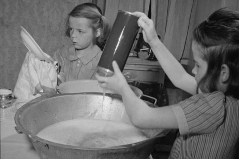 Children doing the housework. The Thai for "children doing the housework" is "เด็กๆทำงานบ้าน".