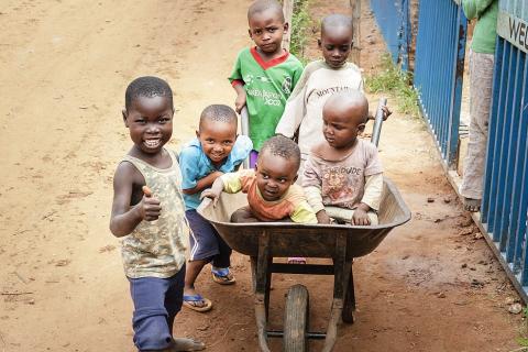 Children playing with a wheelbarrow. The Thai for "children playing with a wheelbarrow" is "เด็กๆเล่นรถเข็น".