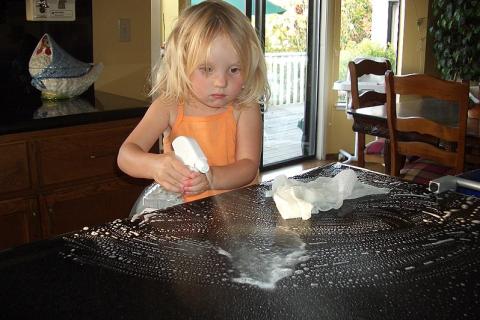 A girl cleaning a table. The Thai for "a girl cleaning a table" is "เด็กผู้หญิงทำความสะอาดโต๊ะ".