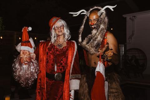 A man and a woman in Halloween costumes. The Thai for "a man and a woman in Halloween costumes" is "ผู้ชายและผู้หญิงในชุดฮัลโลวีน".