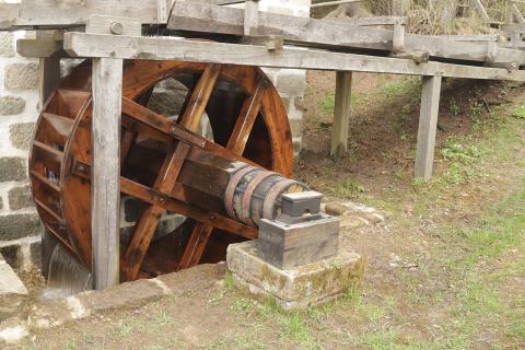 Water wheel. The Thai for "water wheel" is "กังหันน้ำ".