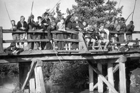 Children fishing on a wooden bridge. The Thai for "children fishing on a wooden bridge" is "เด็กๆตกปลาบนสะพานไม้".