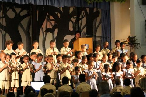 Primary school students playing musical instrumets. The Thai for "primary school students playing musical instrumets" is "นักเรียนประถมเล่นเครื่องดนตรี".