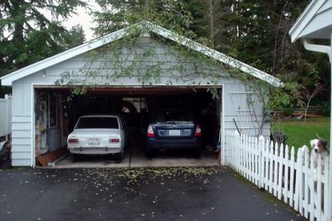 Two cars in a garage. The Thai for "two cars in a garage" is "รถสองคันในโรงรถ".