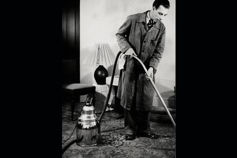 A man doing the housework. The Thai for "a man doing the housework" is "ผู้ชายทำงานบ้าน". A man doing the housework. The Thai for "a man doing the housework" is "ผู้ชายทำงานบ้าน".