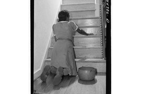 A maid cleaning the stairs. The Thai for "a maid cleaning the stairs" is "แม่บ้านทำความสะอาดบันได".