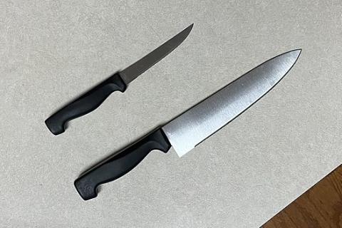 A big knife and a small knife. The Thai for "a big knife and a small knife" is "มีดขนาดใหญ่และมีดขนาดเล็ก".