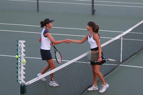 Female tennis players shake hands after a match. The Thai for "female tennis players shake hands after a match" is "นักเทนนิสหญิงจับมือกันหลังจบการแข่งขัน".