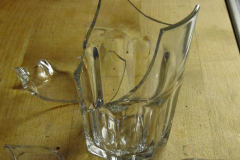 A broken glass. The Thai for "a broken glass" is "แก้วน้ำแตก".