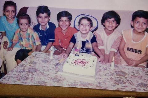 Children smiling at a birthday party. The Thai for "children smiling at a birthday party" is "เด็กๆยิ้มที่งานเลี้ยงวันเกิด".