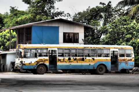 An old thai bus. The Thai for "an old thai bus" is "รถเมล์ไทยเก่า".