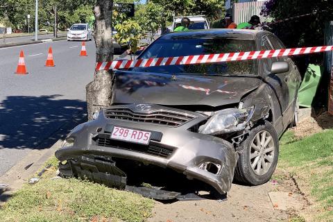 A car after an accident hitting a tree by the roadside. The Thai for "a car after an accident hitting a tree by the roadside" is "อุบัติเหตุรถยนต์ชนต้นไม้ข้างทาง".