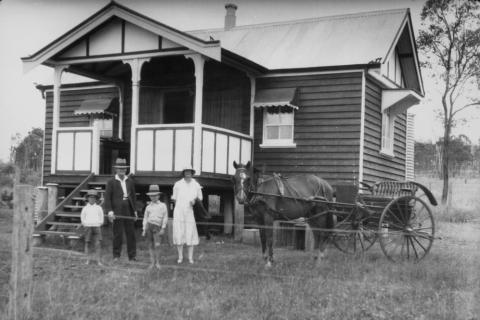 A family and a horse cart in front of their house. The Thai for "a family and a horse cart in front of their house" is "ครอบครัวและรถม้าอยู่หน้าบ้านของพวกเขา".