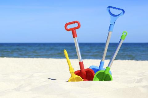 Four toy shovels at the beach. The Thai for "four toy shovels at the beach" is "พลั่วของเล่นสี่อันที่ชายหาด".
