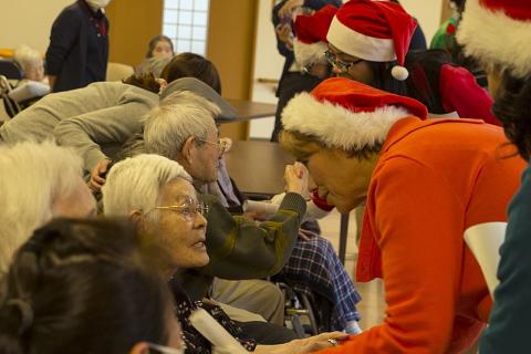 Christmas at the nursing home. The Thai for "Christmas at the nursing home" is "วันคริสต์มาสที่บ้านพักคนชรา".