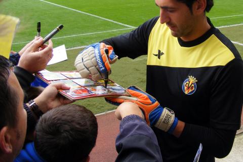 To give an autograph. The Thai for "to give an autograph" is "แจกลายเซ็น".