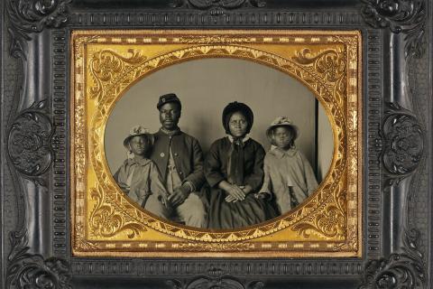 A family picture in a frame. The Thai for "a family picture in a frame" is "รูปครอบครัวในกรอบรูป".