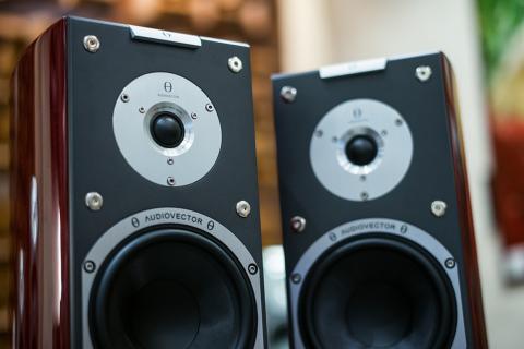 A pair of speakers. The Thai for "a pair of speakers" is "ลำโพงหนึ่งคู่". A pair of speakers. The Thai for "a pair of speakers" is "ลำโพงหนึ่งคู่".
