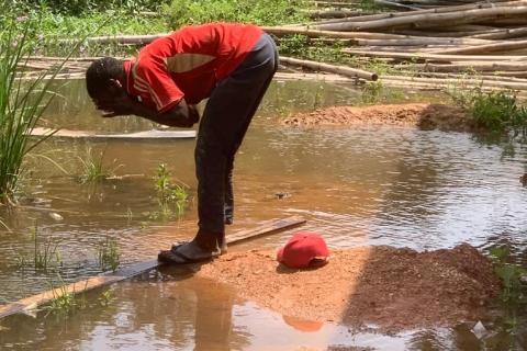 A boy washing his face in a stream. The Thai for "a boy washing his face in a stream" is "เด็กผู้ชายล้างหน้าในลำธาร".